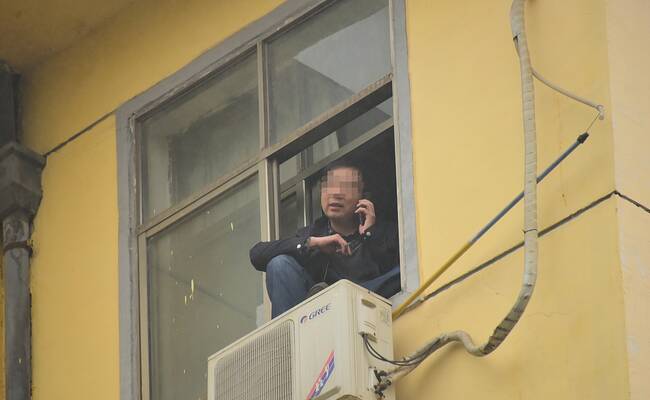 自称被人追杀 河南一男子爬上5楼窗台