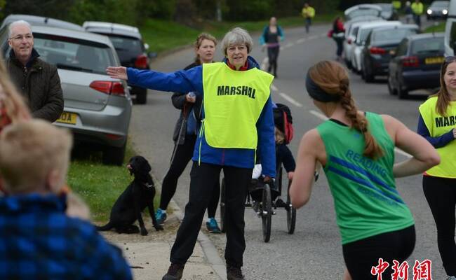 英首相担任赛跑志愿者 选手跑着跑着合影去了