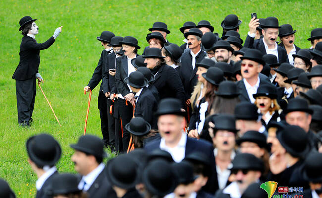 瑞士662人扮“流浪汉” 纪念卓别林128周年诞辰