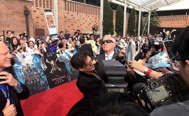 德普在上海为粉丝签名 拉都拉不走