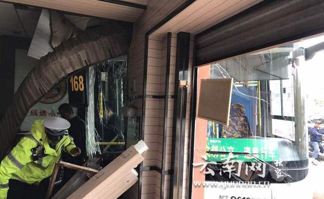 云南一公交车撞入路边小吃店  8人送医 