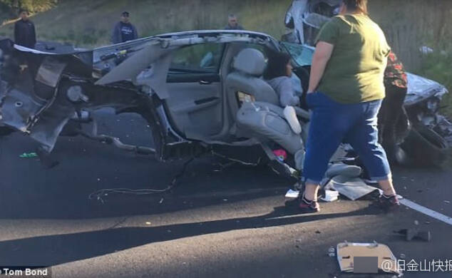 车子被劈成两半 女司机毫发无损