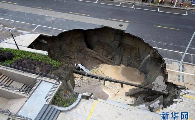 江苏路面突现大坑 一面包车坠入