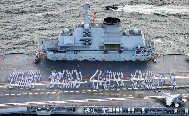 辽宁舰官兵甲板列队排成“香港你好！”