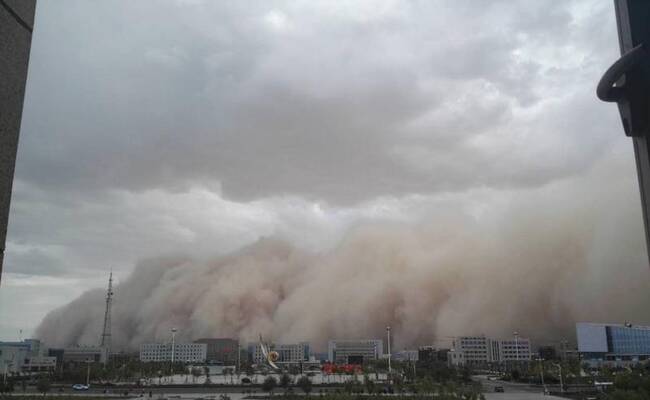 内蒙古阿拉善盟额济纳旗出现强沙尘暴