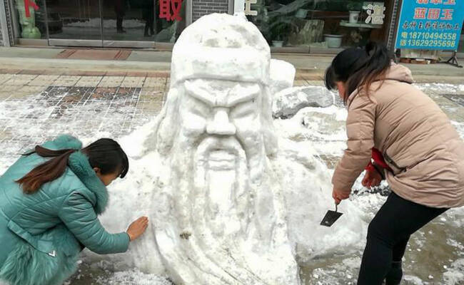 陕西街头现关公菩萨雪人