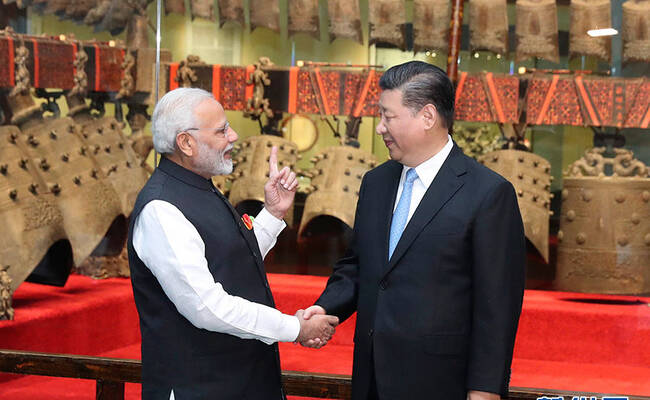 习近平在武汉会见莫迪