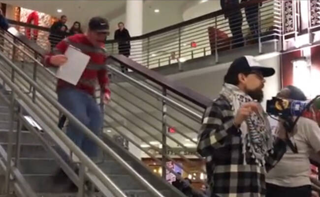 特朗普支持者飞扑袭击反对者