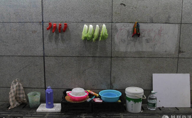 10流浪汉拒绝救助 在地下通道安家