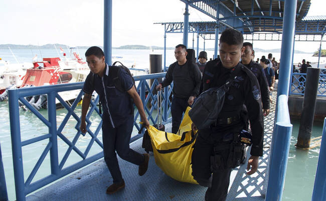 印尼警方载15人飞机坠毁