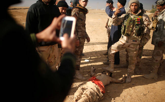 伊拉克士兵与“伊斯兰国”武装分子尸体合影
