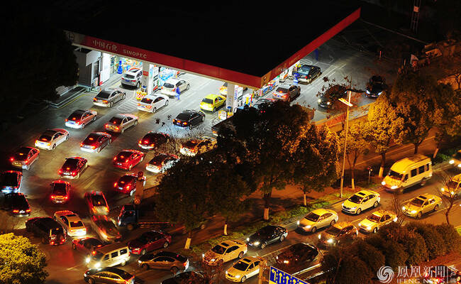 油价迎年内最大涨幅 各地再现排队加油