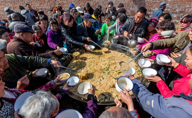 河南安阳:3000人抢吃“大锅饭”