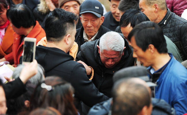 老兵王琪终回老家上坟祭祖