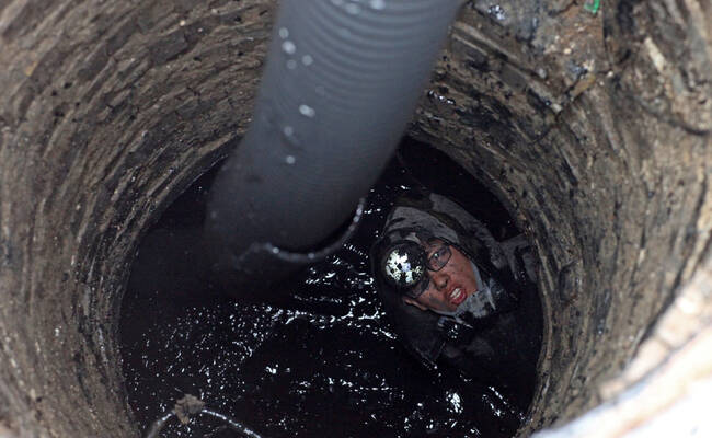 洗掉一身污泥后 他露出帅气的脸蛋