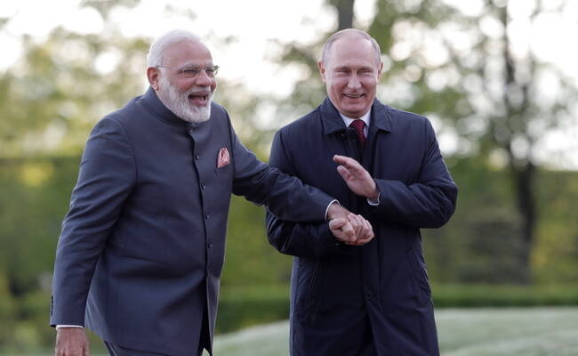莫迪到访俄罗斯 与普京谈笑风生