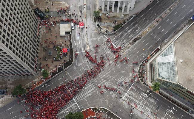加拿大庆国庆 4000人组成巨型“枫叶”