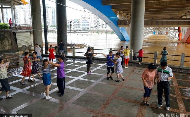 广西洪水超警戒线 大妈在河边照常跳广场舞