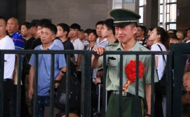 当战友踏入安检门的那一刻，他哭了|组图