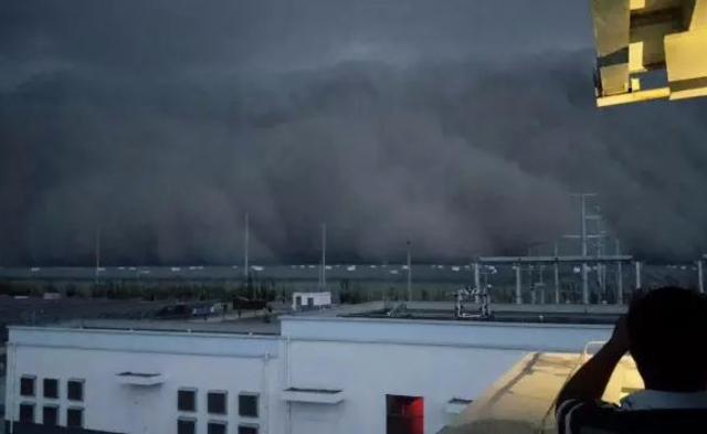 沙尘暴突袭酒泉 瞬间恍如进入黑夜|组图