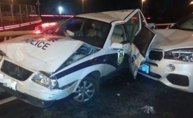宝马醉驾撞扁警车 致1死2伤|组图
