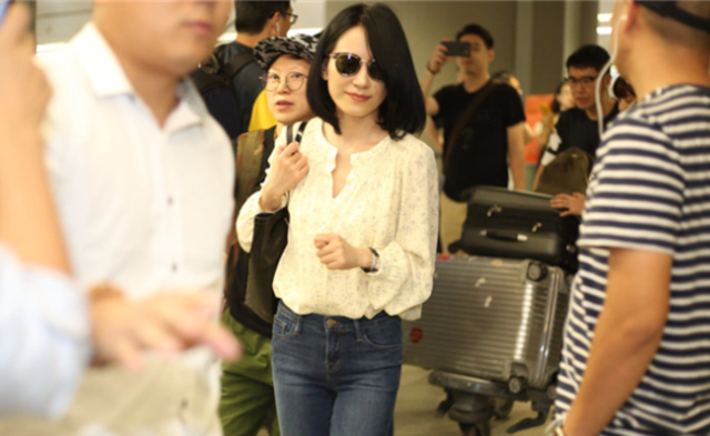 46岁的她现身机场引骚动  围观群众：我以为是高圆圆