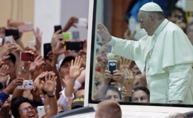 方济各头撞防弹玻璃 血溅白袍|组图