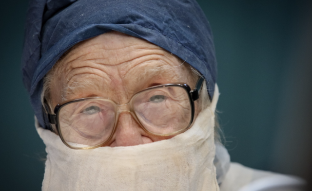 90岁高龄的主刀外科医生丨组图