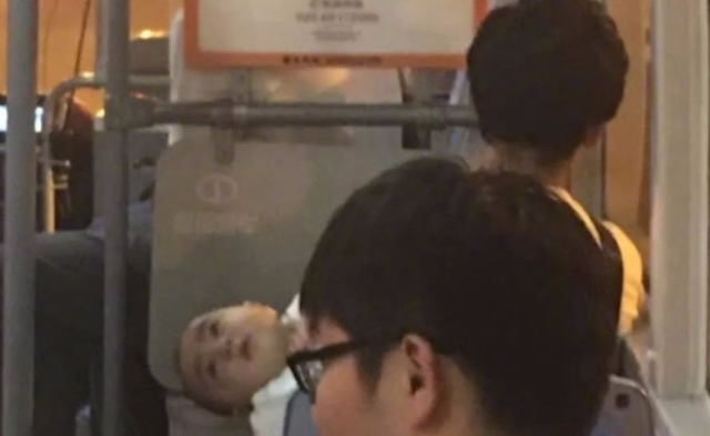 市民识破人贩子 只因婴儿穿了一件短袖丨现场图