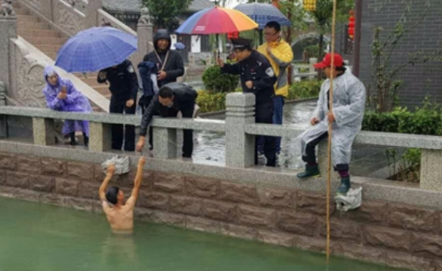 女子手机掉景区河道 员工三次潜水捞回丨现场图