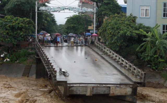 越南暴雨引发洪灾 大桥被冲毁|组图