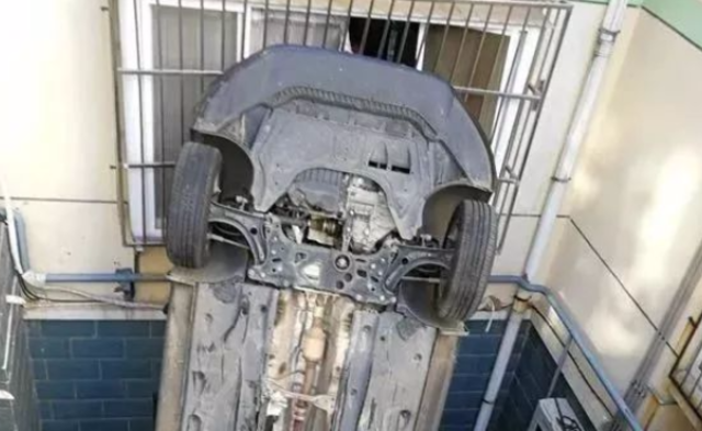 女司机倒车踩油门 从6米高平台掉下丨组图