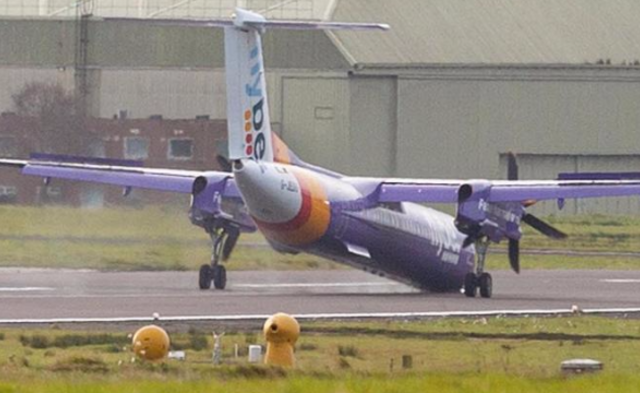 英国载53人飞机故障 机头着地