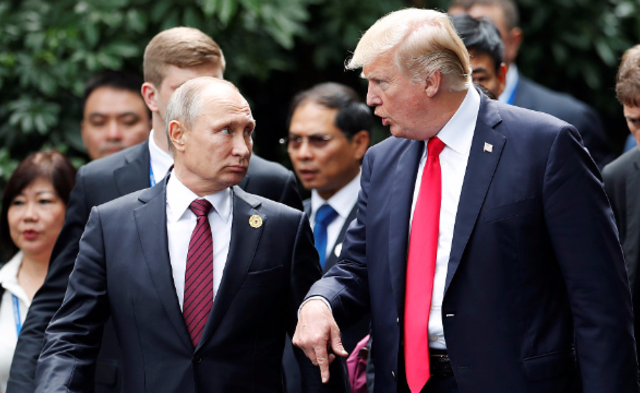 普京与特朗普合影前边走边聊