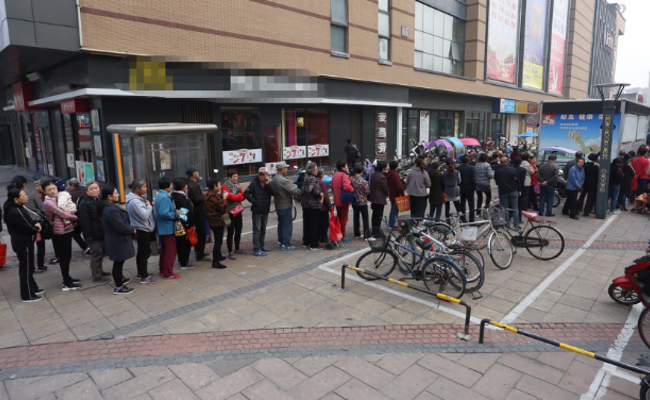 300老人排队买便宜2毛钱大米