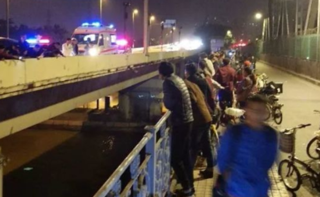 情侣驾车刚上桥 男友突然开门跳江