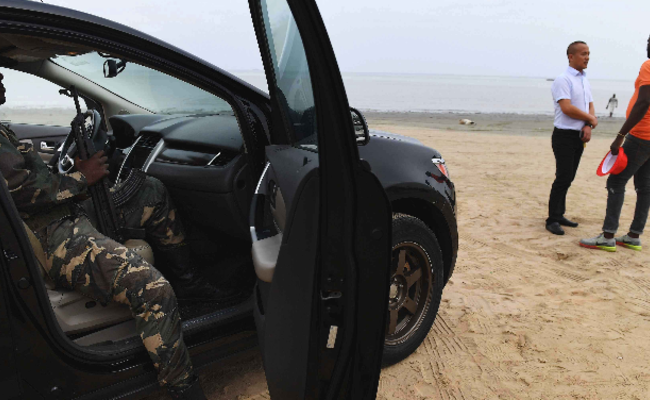 安哥拉的中国工人：保镖持枪贴身保护