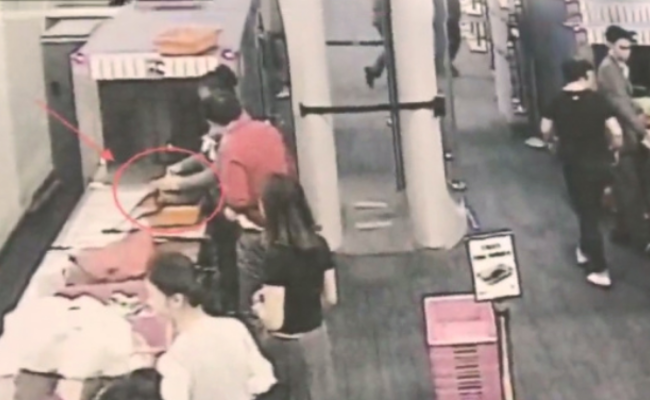 泰国机场安检员偷中国游客现金一幕