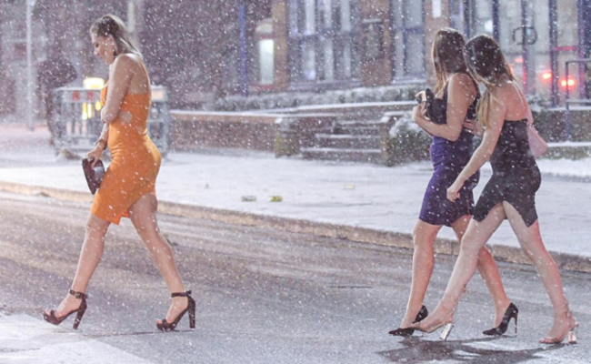 大雪中，数千人庆祝春天里的节日