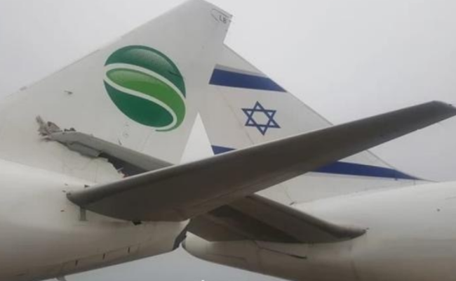 两架客机尾翼相撞现场