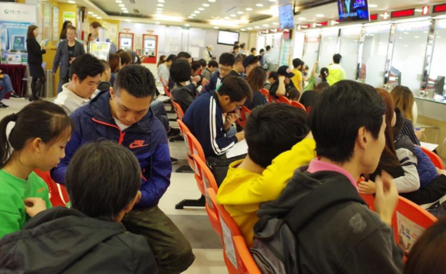 回内地太多 ，香港回乡证中心爆满