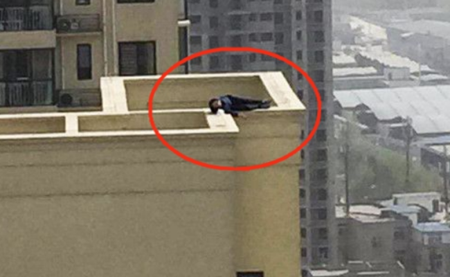 小伙喝醉后躺29层楼顶房檐 命悬一线