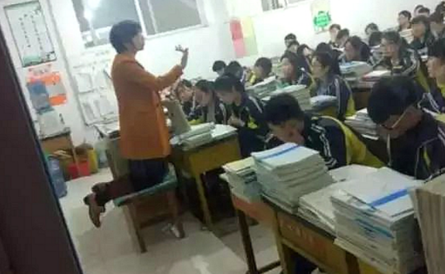 女老师为高三学生跪着讲课