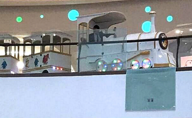 商场5楼小火车撞护栏 乘客：脸吓白了