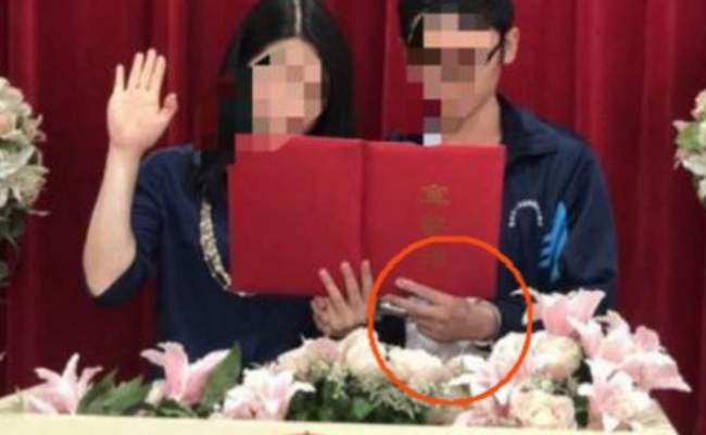浙江温州男子戴手铐领结婚证一幕