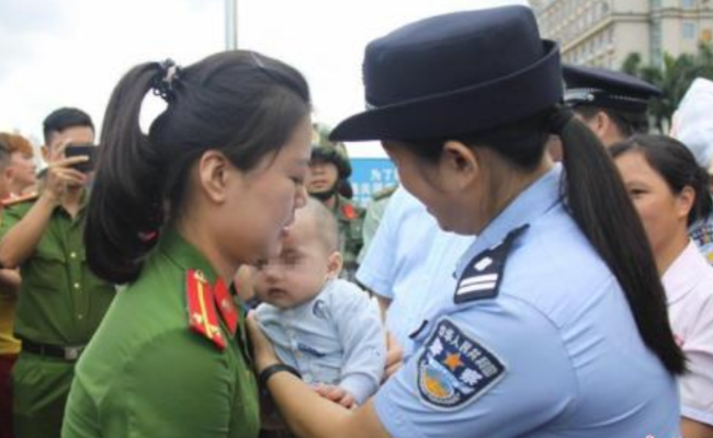 中越警方移交被拐男婴一幕