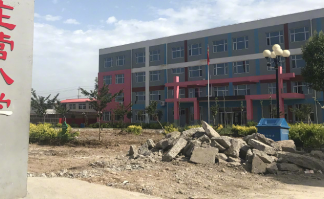 新建不到两年，小学改作稻田 