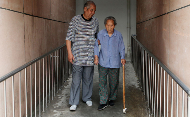 西安：72岁儿子照顾94岁母亲感动邻居