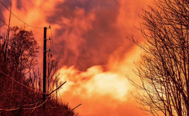 火山喷发瞬间形成”火龙卷“
