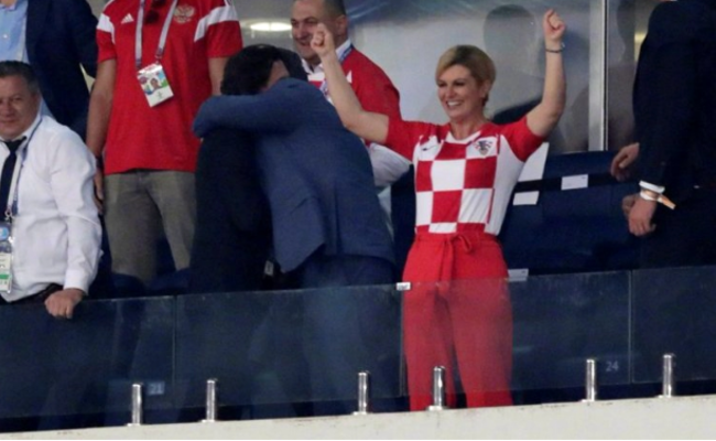 克罗地亚赢了，女总统振臂欢呼